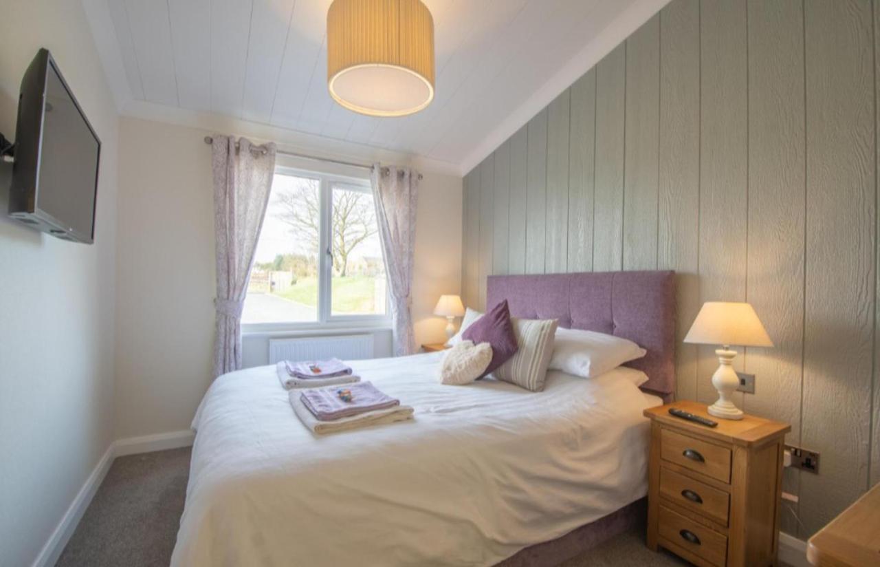 Luxury Family Beechwood Lodge With Hot Tub Lochwinnoch 외부 사진