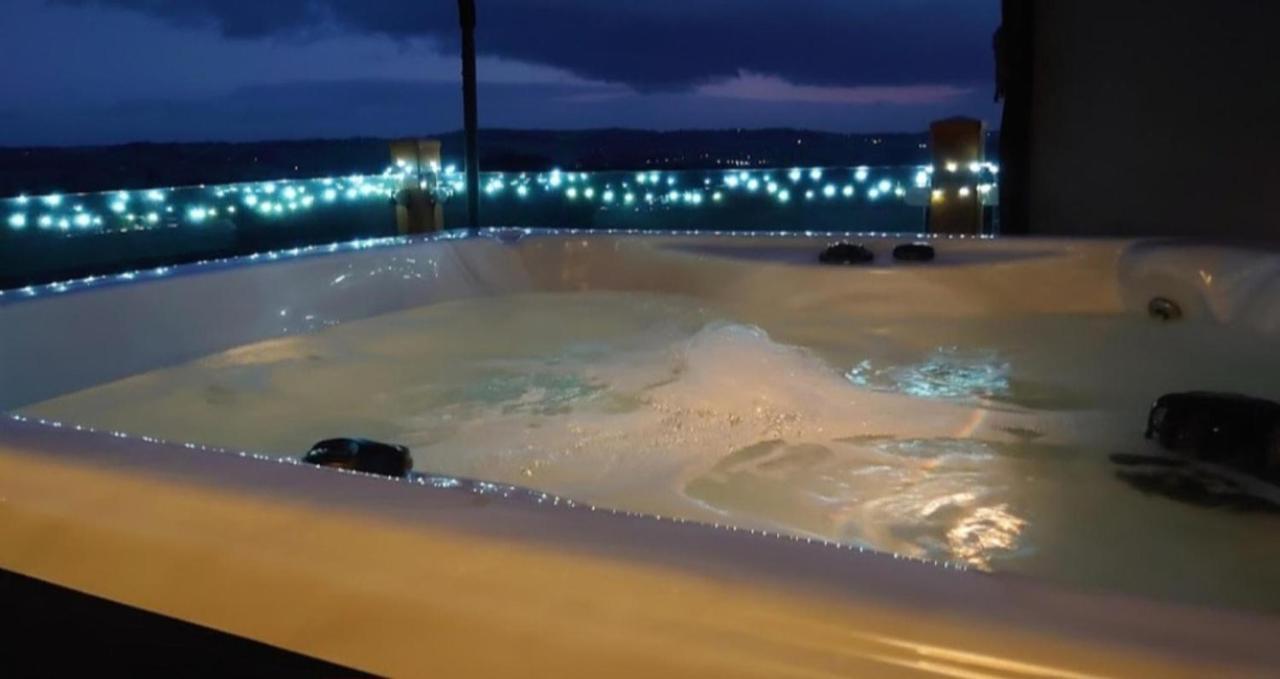 Luxury Family Beechwood Lodge With Hot Tub Lochwinnoch 외부 사진